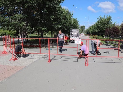 Начался монтаж ворот в центральном городском парке